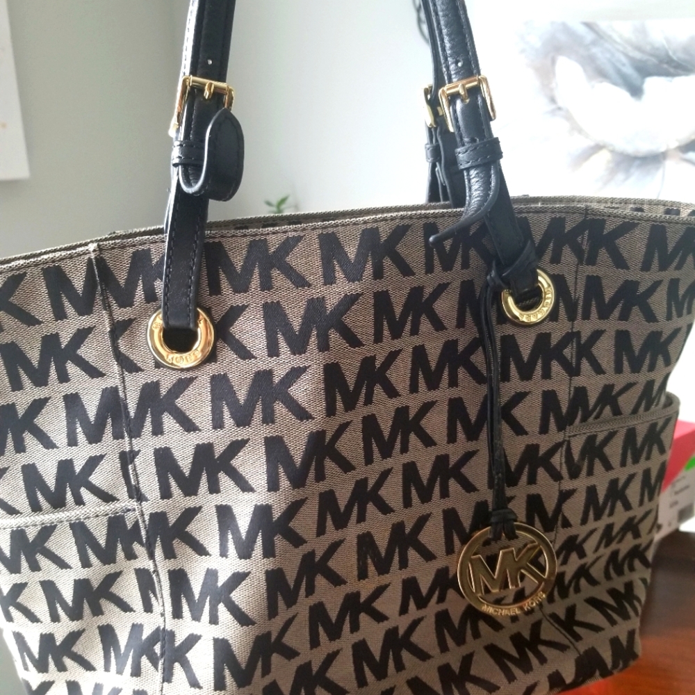 Michael Kors Black & Gold Shoulder bag